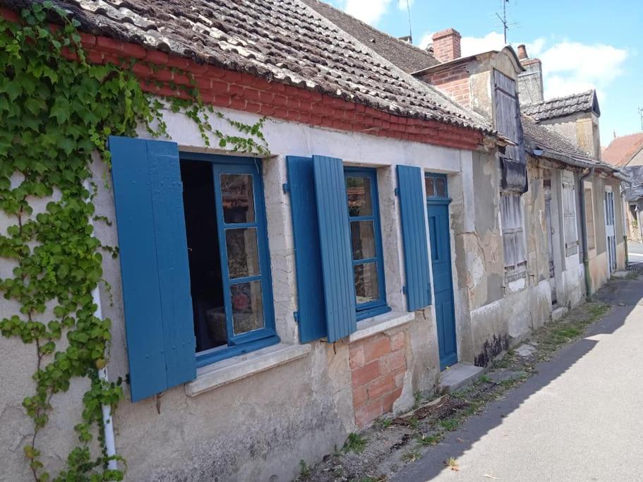 Petite Maison De Village Ygrande Esterno foto